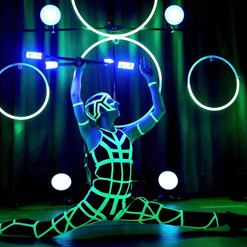 Lichtshow RETROFUTURE mit Neon, Schwarzlicht und fetten Beats.