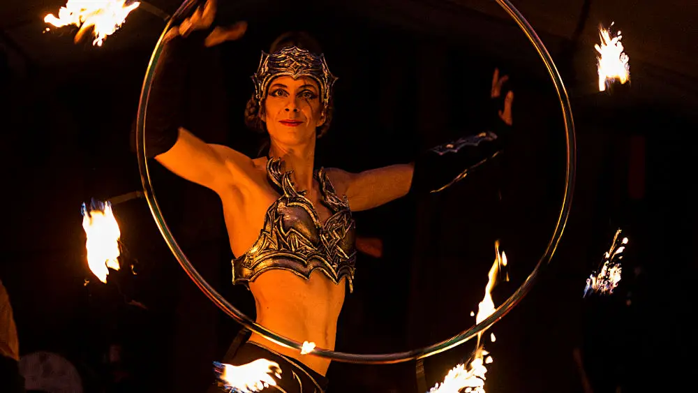 Feuer-Hula-Hoop im Fantasy-Kostüm.