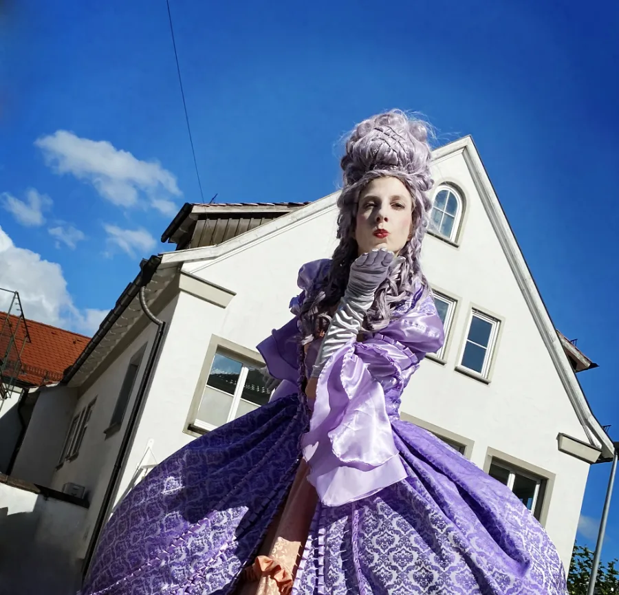 Selfie von Dietlinde von Oben beim Stelzenlauf auf dem Bähnlesfest in Tettnang. Buchbar für jedes Event.